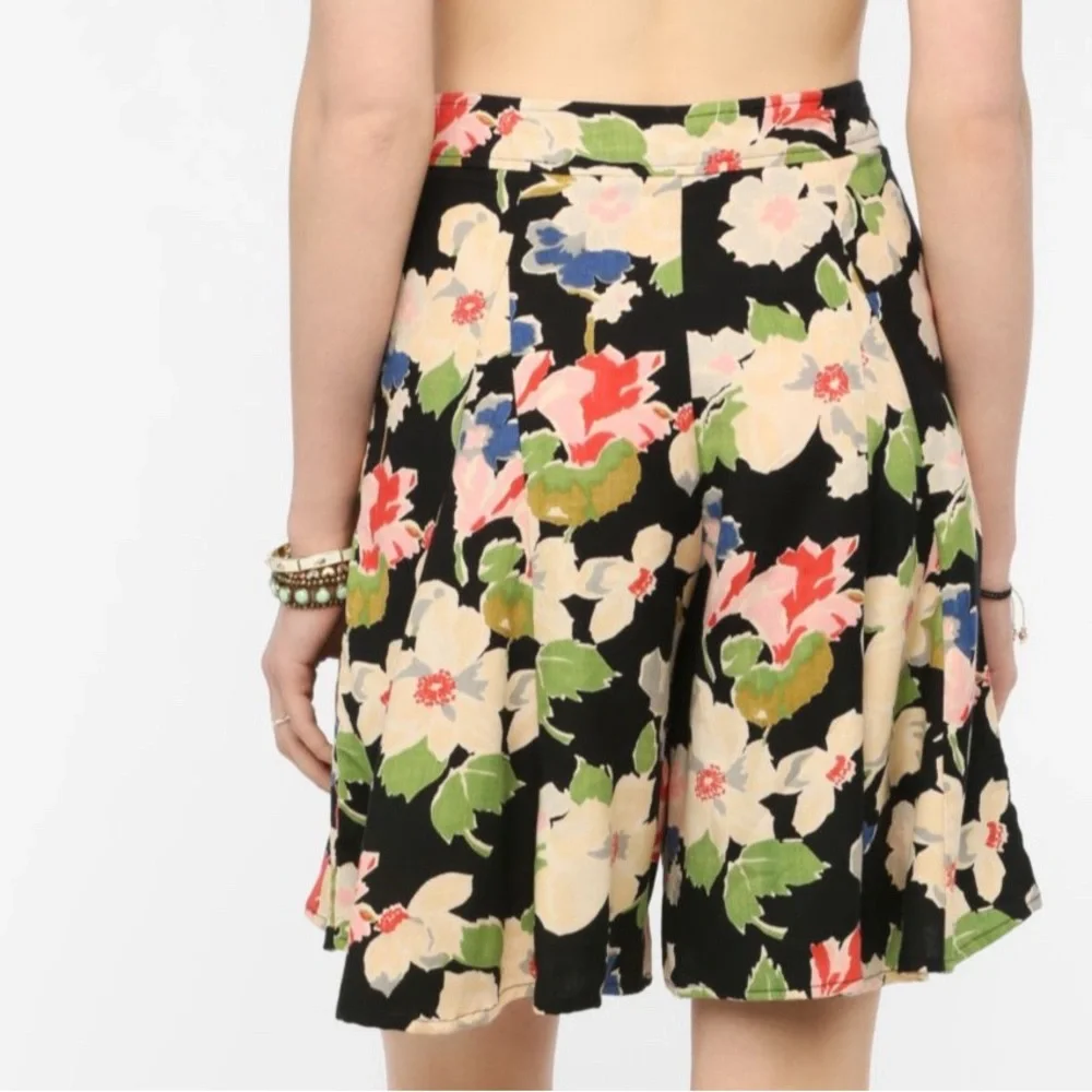 Kimchi Blue Floral High Waisted Culotte Shorts. - Picture 2 of 8